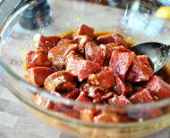 ओवन में पकाने के लिए मांस को मैरीनेट कैसे करें